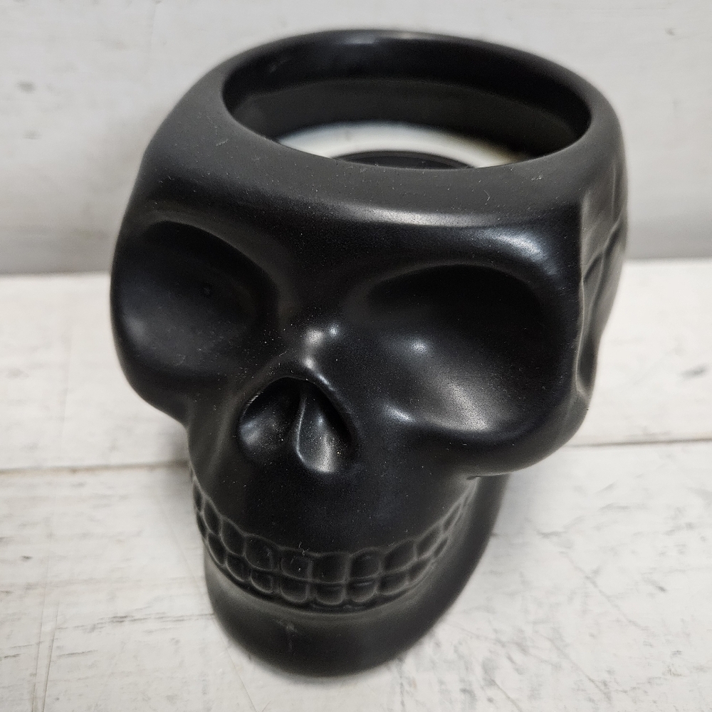 HUNTINGTON HOME Black Skull NWT Soy Blend Scented Candle New Halloween Horror